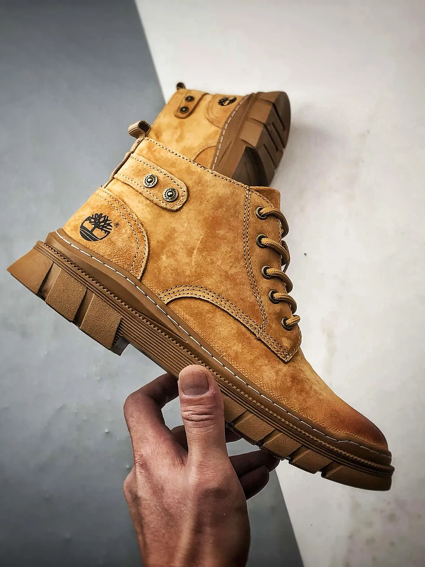 💰440 Timberland 25 autumn and winter must-have outdoor casual mid-cut rhubarb boots #Guangdong Dachang quality, original box and original packaging, fashionable and trendy matching. The fabric is made of Italian 🇮🇹 top-grade frosted fine-grained cowhide. Lightweight outsole. It is equipped with anti-odor and anti-corrosion genuine leather latex insoles. The outsole and hardware are all made from OEM raw materials. It is the same as the original Goodyear and will never be glued. Good products do not kill pigs. The quality of the first order is strictly controlled. Exclusively launched on the entire network. There is no doubt about the quality. The whole set is packaged in the same official website to give you the perfect wearing experience. The quality is exquisite and durable. A must-have for sportsmen. Specially designed to prevent handsomeness. High-quality and first-class foot feel. Special for cold protection and outdoor use this winter. Casual matching for daily use. Item No.: TB99248 Size: 39 40 41 42 43 44 (standard size)